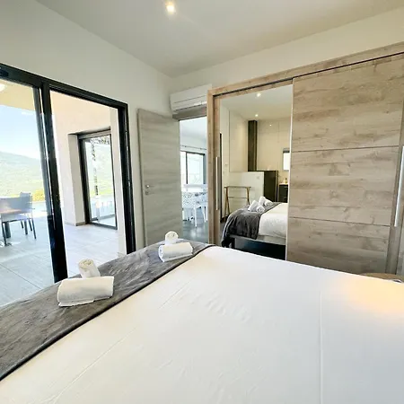 Elora Vue Et Piscine Viggianello