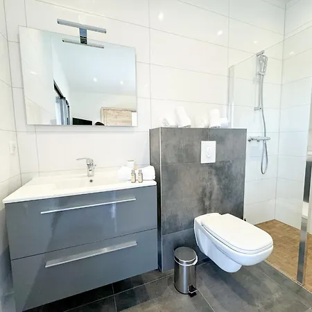 Elora Vue Et Piscine Viggianello