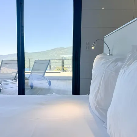 Elora Vue Et Piscine