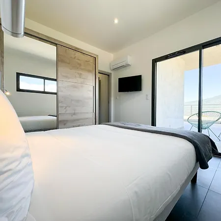 Elora Vue Et Piscine Viggianello