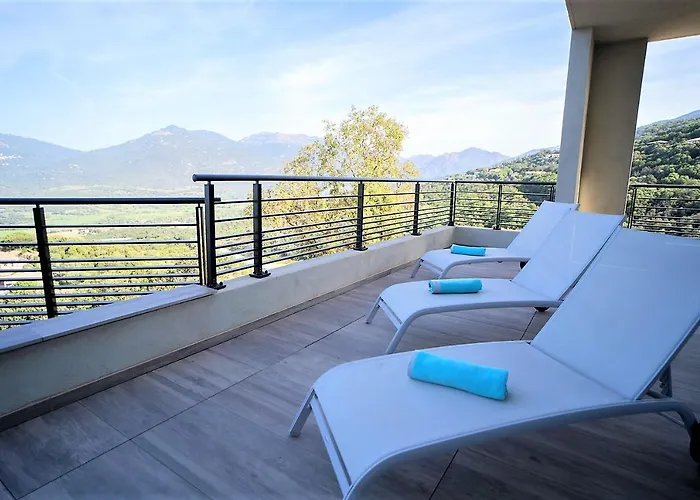 Elora Vue Et Piscine Viggianello