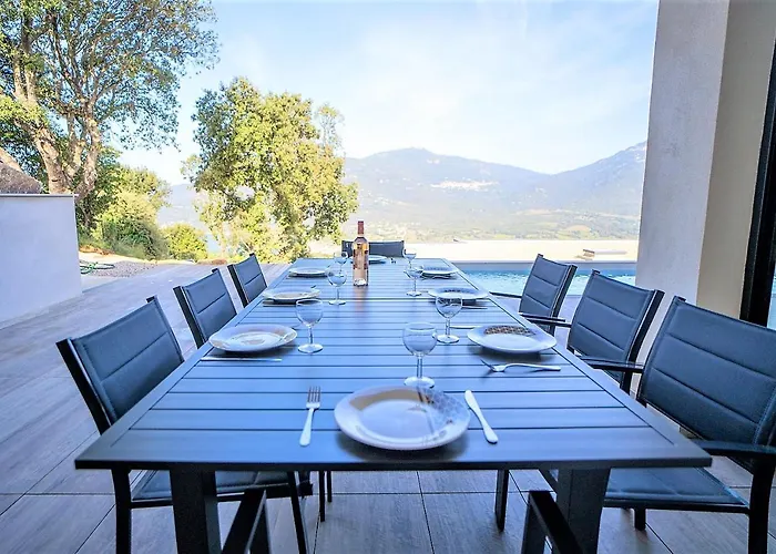 Elora Vue Et Piscine Viggianello