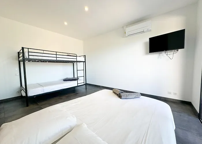 Elora Vue Et Piscine Viggianello