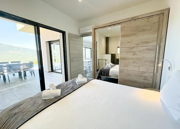 Elora Vue Et Piscine Viggianello