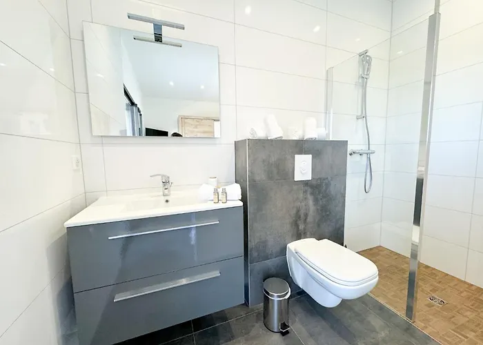 Elora Vue Et Piscine Viggianello