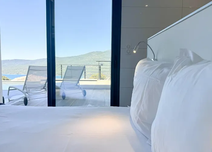 Elora Vue Et Piscine