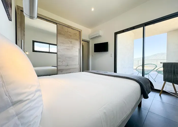 Elora Vue Et Piscine Viggianello